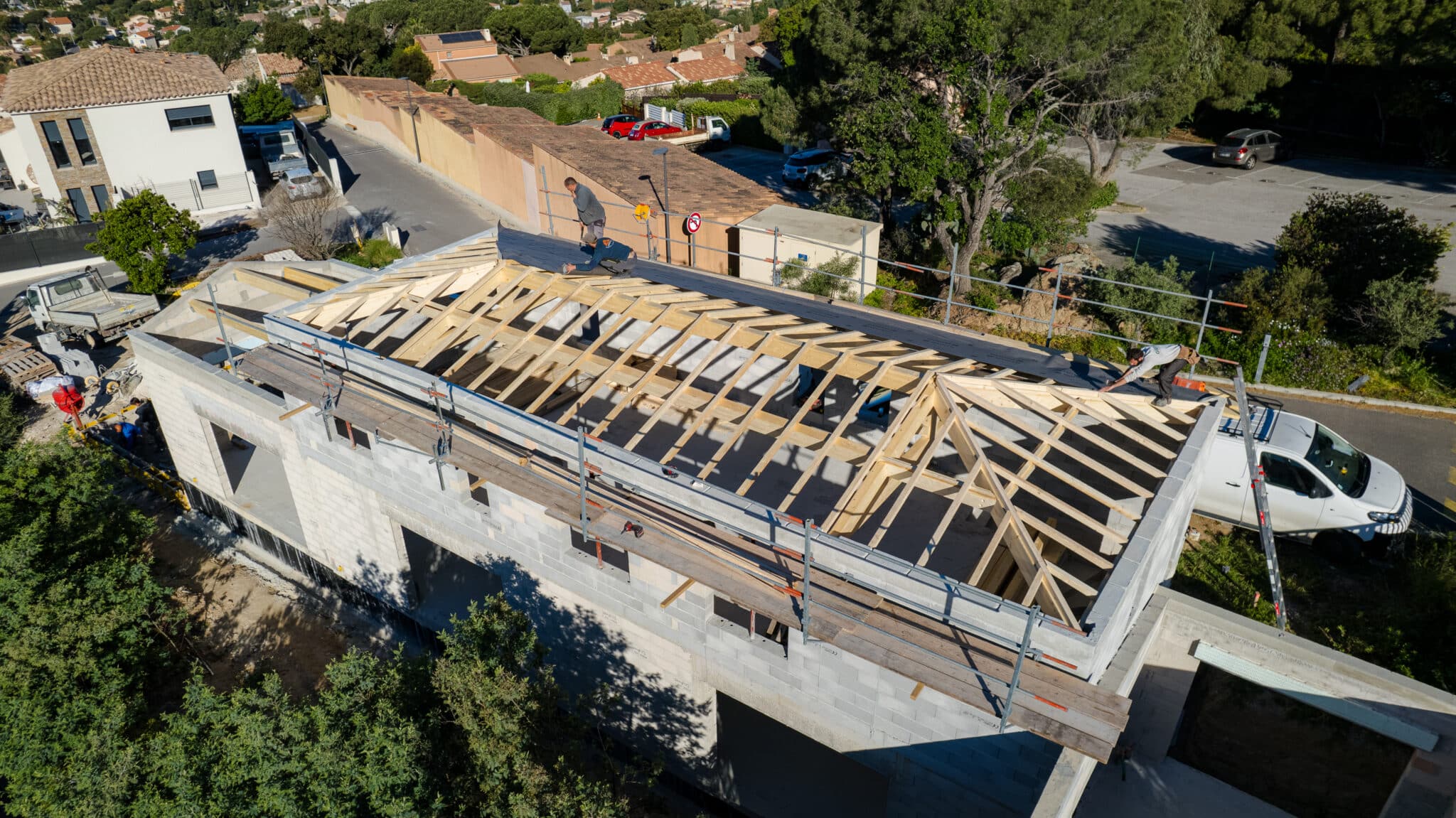 Maison varoise en tuiles et collines boisées vues du ciel