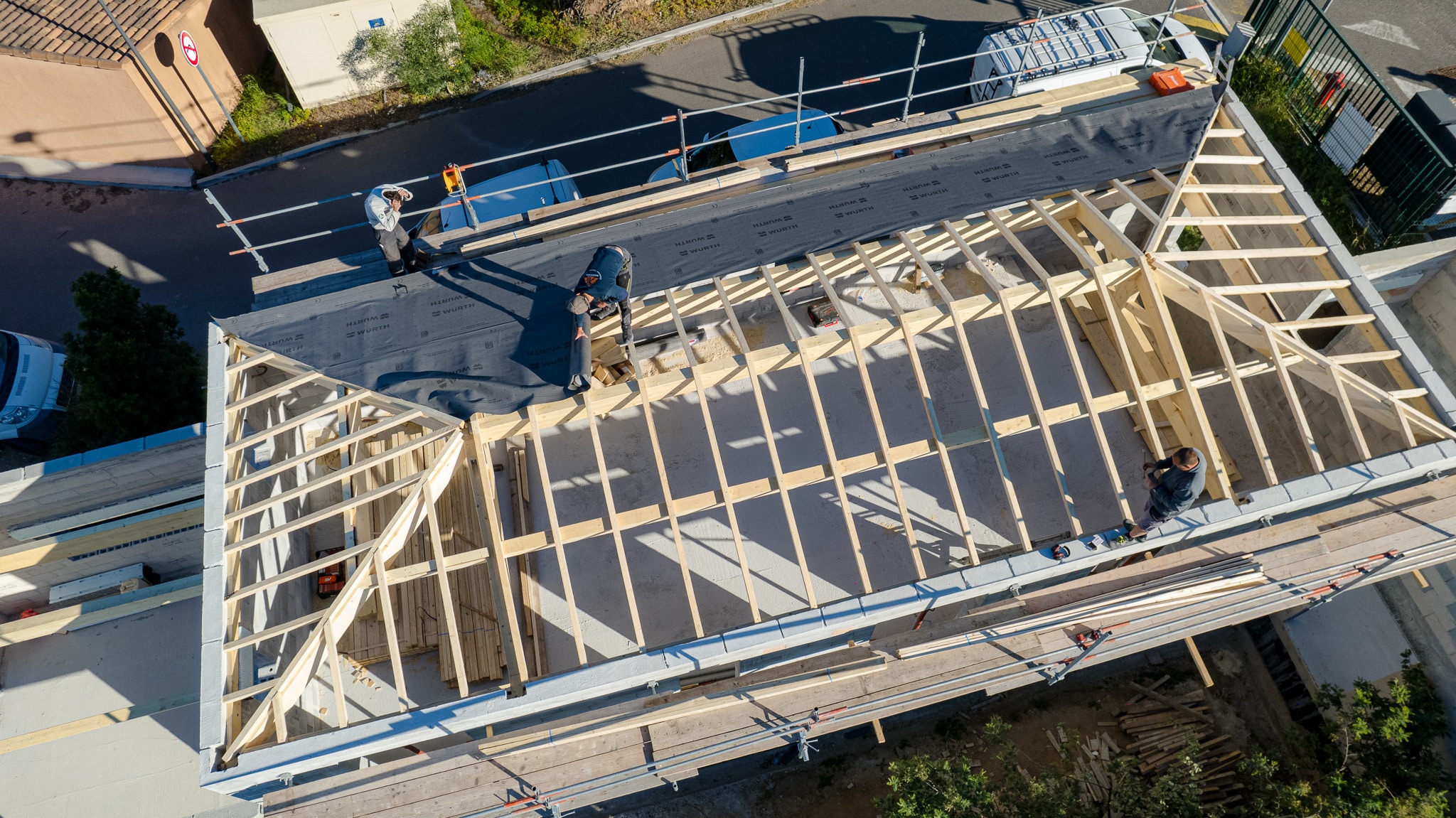 Chantier de couverture sur le littoral varois