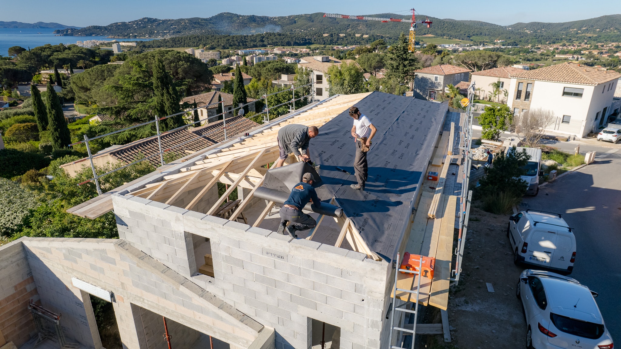 Couvreurs au travail sur une toiture varoise vue du ciel