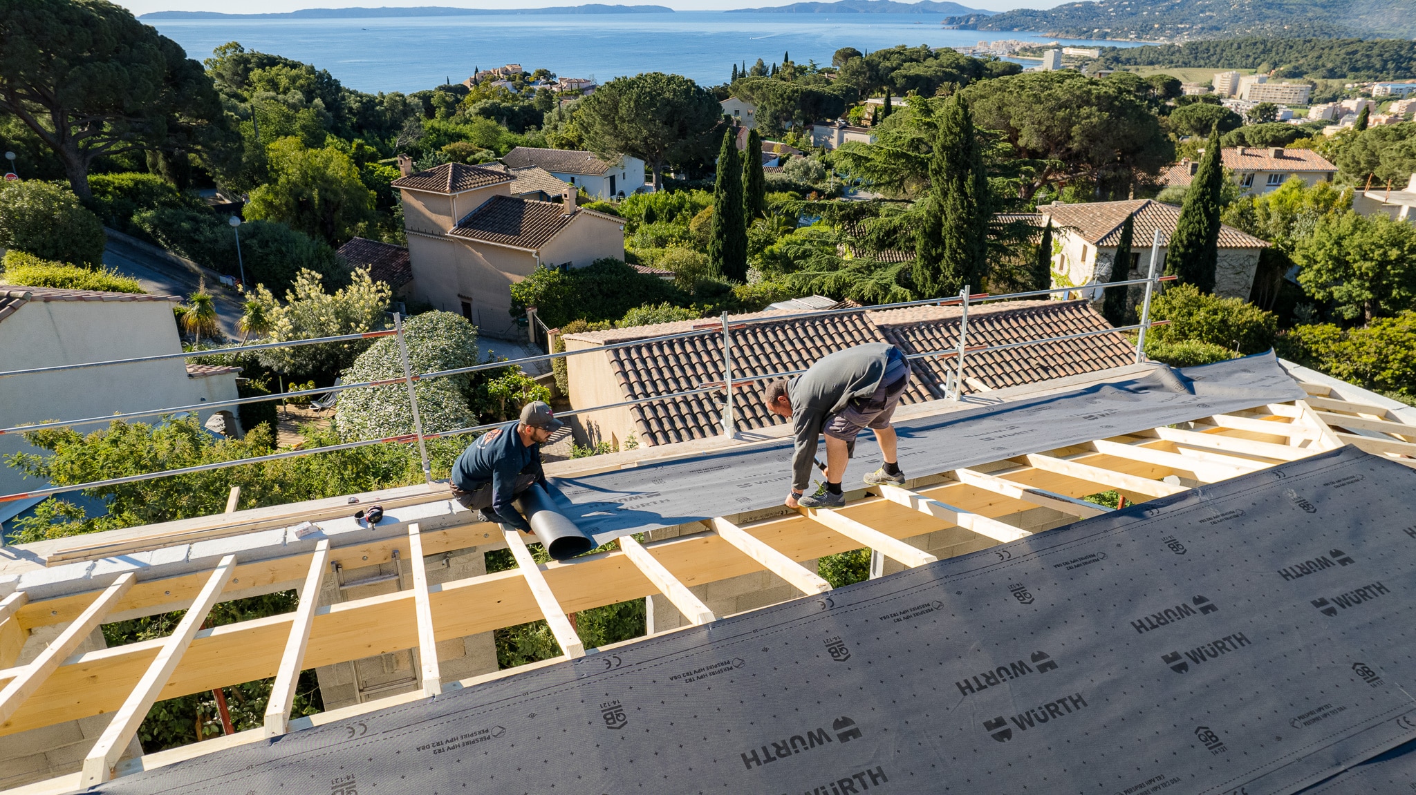 Chantier de toiture sur une maison varoise vu du ciel