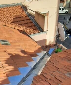 Solin en zinc à redans entre une toiture et un mur