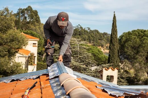 Pose des tuiles faîtières sur un closoir en aluminium