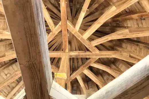 Charpente rayonnante en bois massif vue d'en dessous