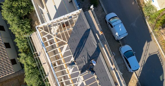 Toits en tuiles d'une ville du littoral varois vus du ciel