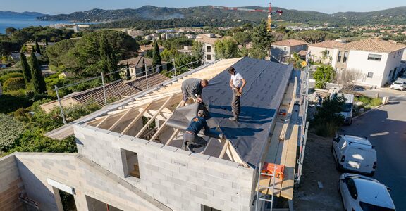Vue drone d'une maison neuve en cours de couverture, écran sous-toiture posé