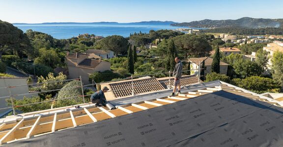 Toits en tuiles et collines vus depuis un chantier varois