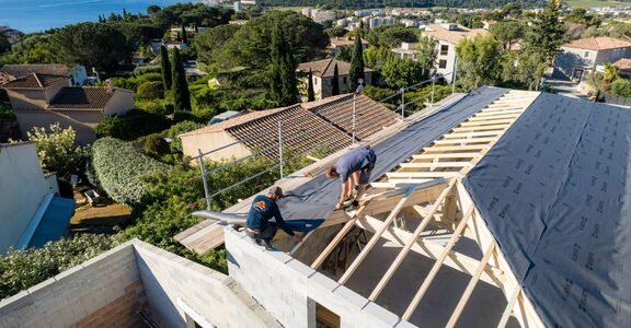 Toitures en tuiles du Var vues du ciel