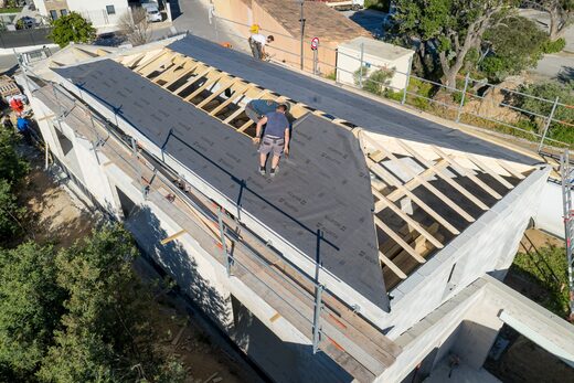 Vue drone de la pose de l'écran sous-toiture sur une maison neuve