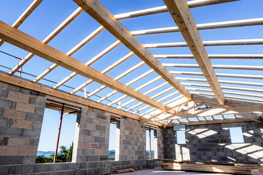 Charpente bois montée sur une maison neuve en parpaing