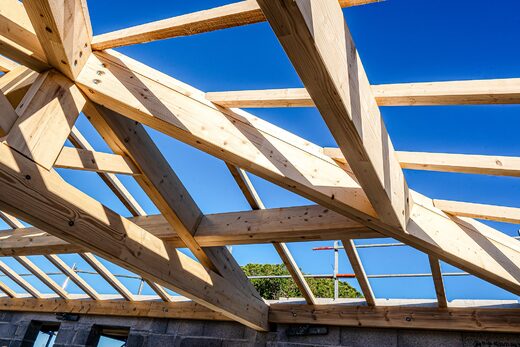 Assemblage d'une charpente bois neuve vu de l'intérieur
