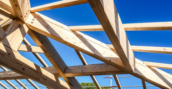 Assemblage d'une charpente bois neuve vu de l'intérieur