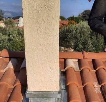 Abergement en zinc autour d'un conduit de cheminée, toiture en tuiles