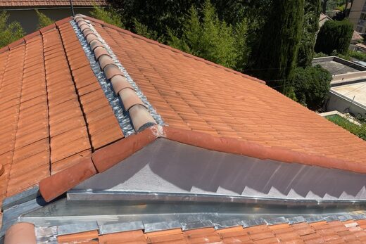 Solin en zinc découpé à redans sur une toiture en tuiles